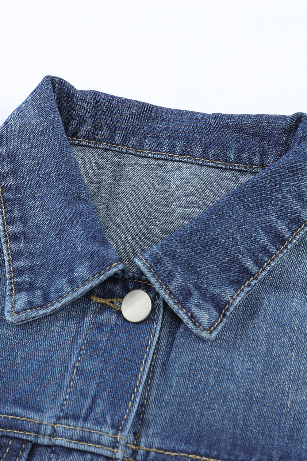 Himmelblaue Jeansjacke mit Distressed-Revers und unversäubertem Saum und Knöpfen