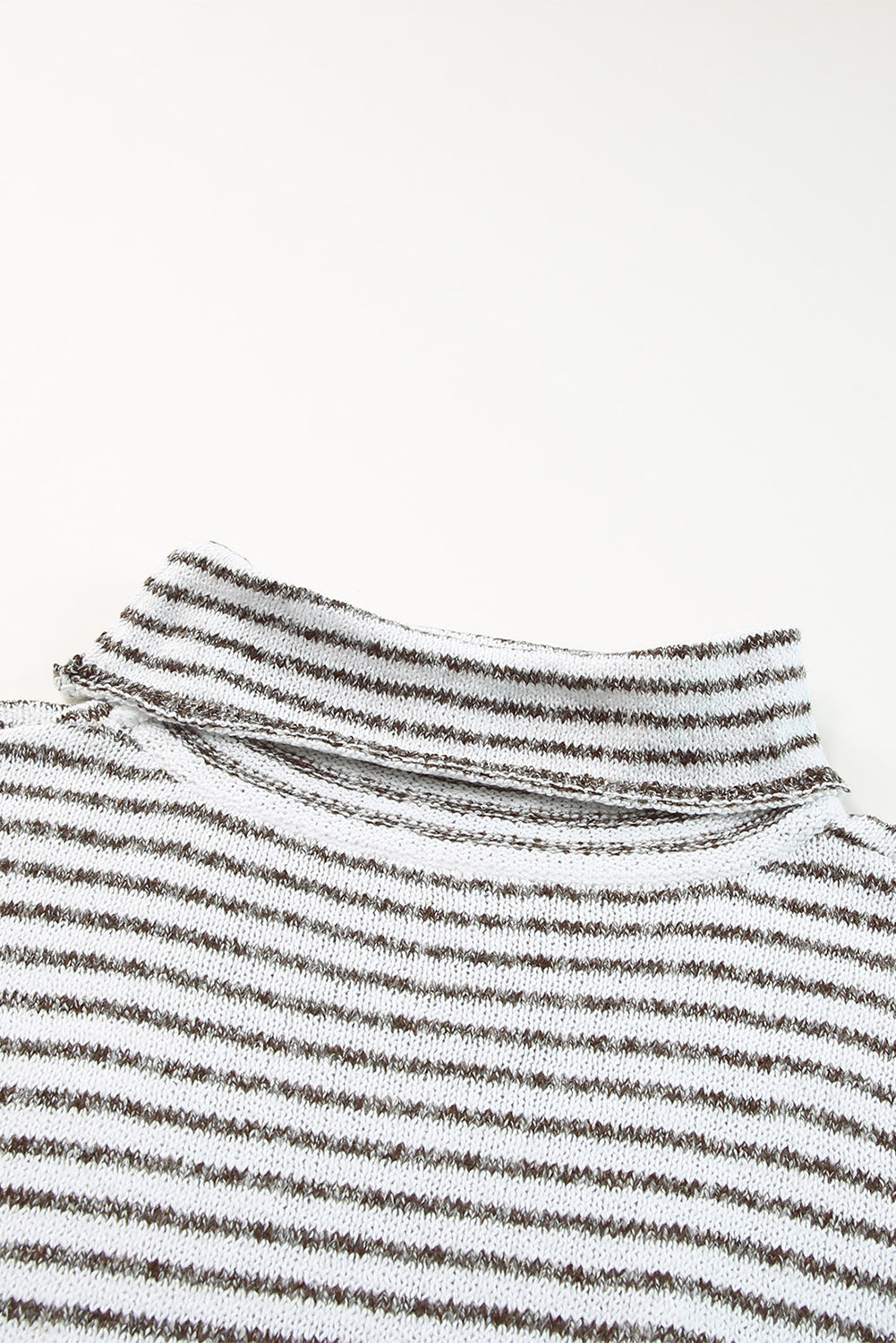 Široki džemper s dolčevitom na pruge kaki boje