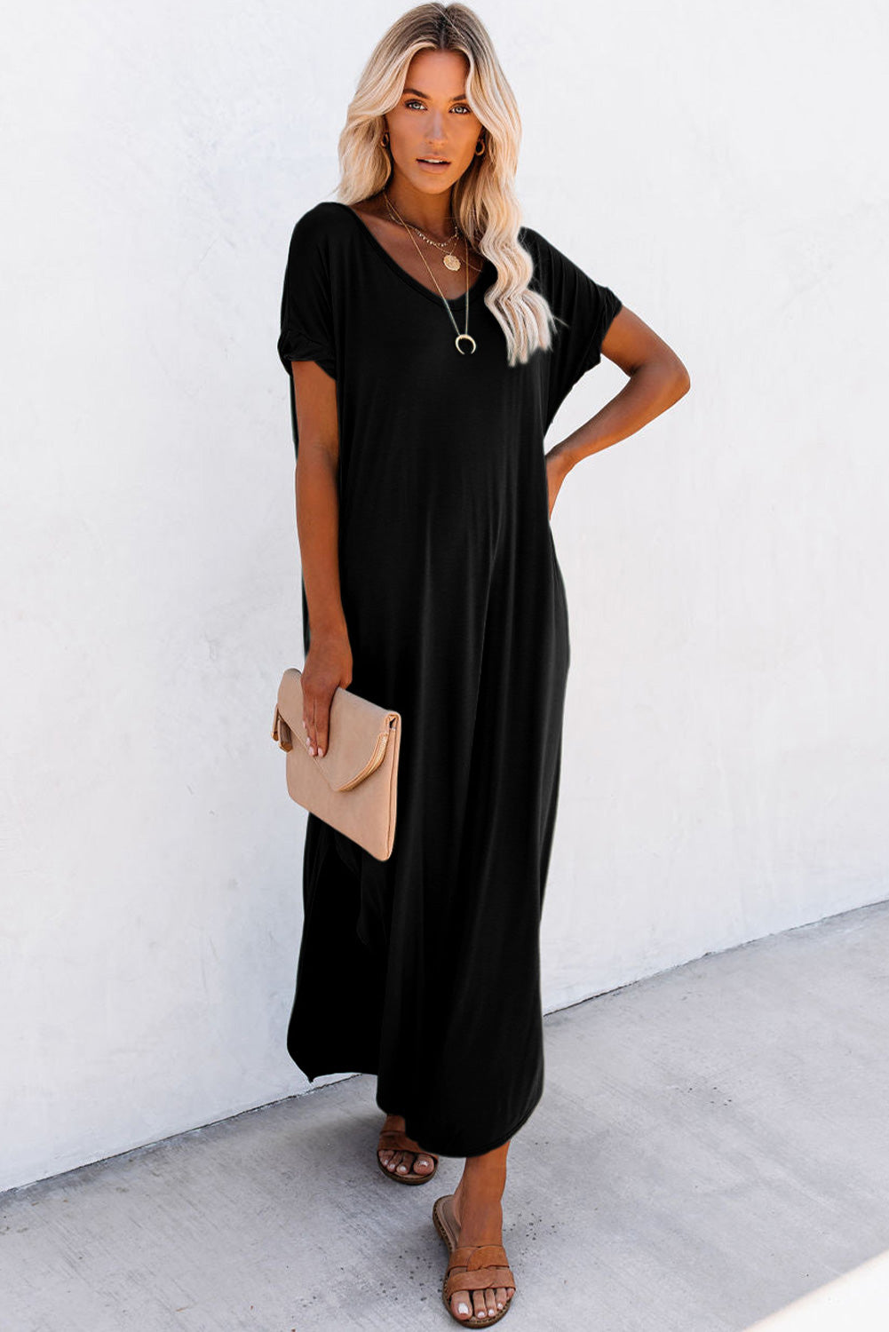 Abito maxi t-shirt nero con tasche nascoste e scollo a V