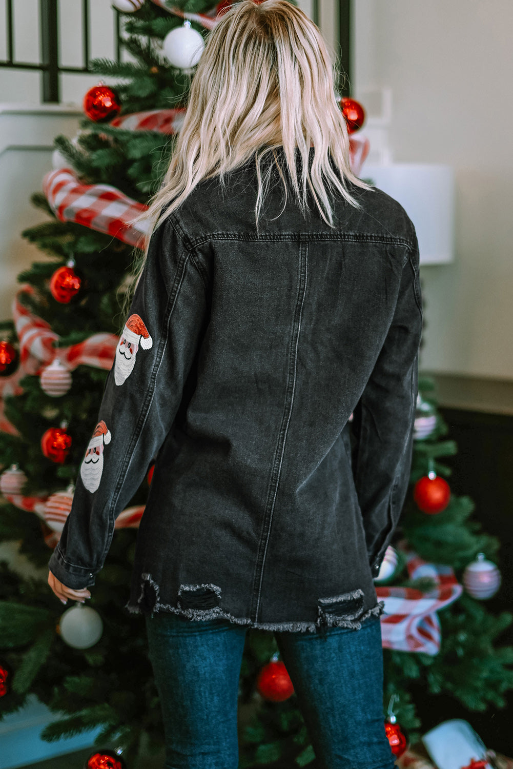 Veste en jean effilochée noire avec motif Père Noël à paillettes