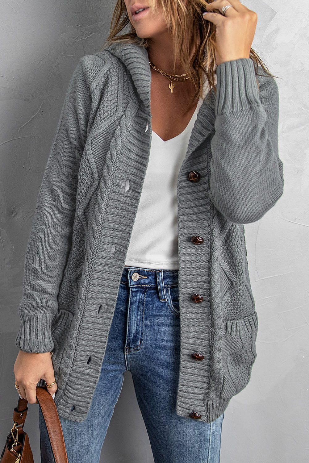 Cardigan tricoté gris boutonné à capuche ouvert sur le devant