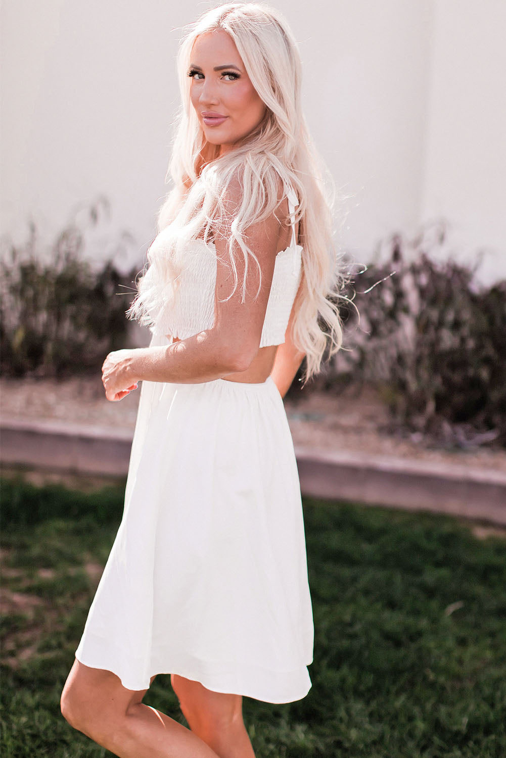 Bijela dimljena izdubljena lepršava mini haljina