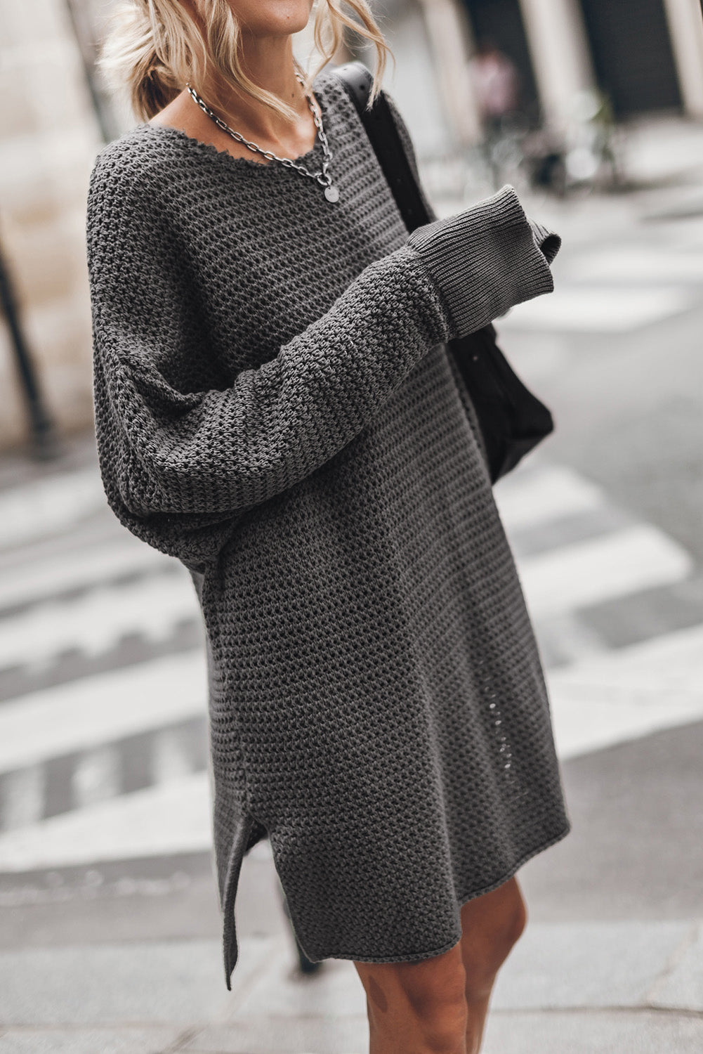Temno siv enobarvni pleten pulover s tuniko z okroglim izrezom