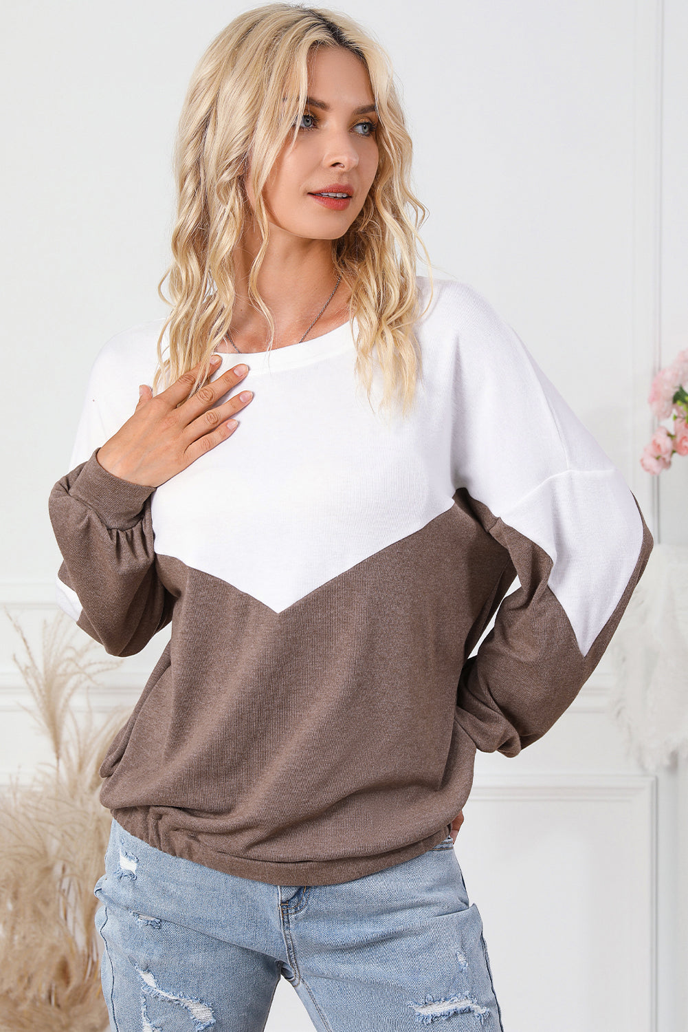 Khakifarbenes Pullover-Sweatshirt mit Colorblock-Ausschnitt und elastischem Saum