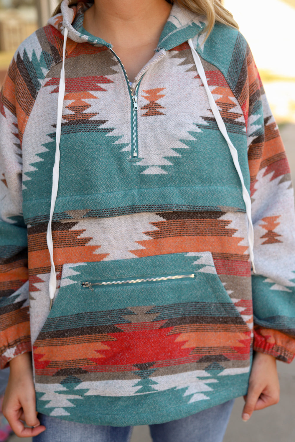 Višebojna majica s kapuljačom i ovratnikom s aztečkim printom