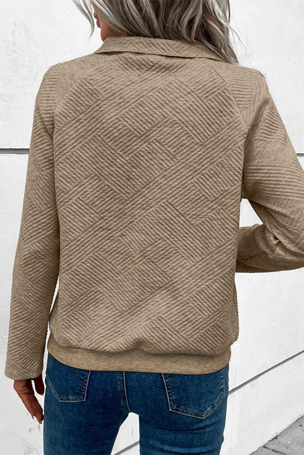 Hellkhakifarbenes, strukturiertes Strick-Sweatshirt mit Kängurutasche und Knöpfen