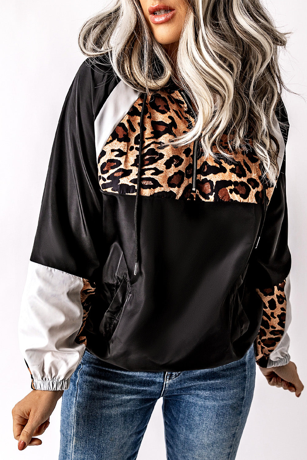 Črn pulover s kapuco s kontrastnim šivom in leopardjim potiskom