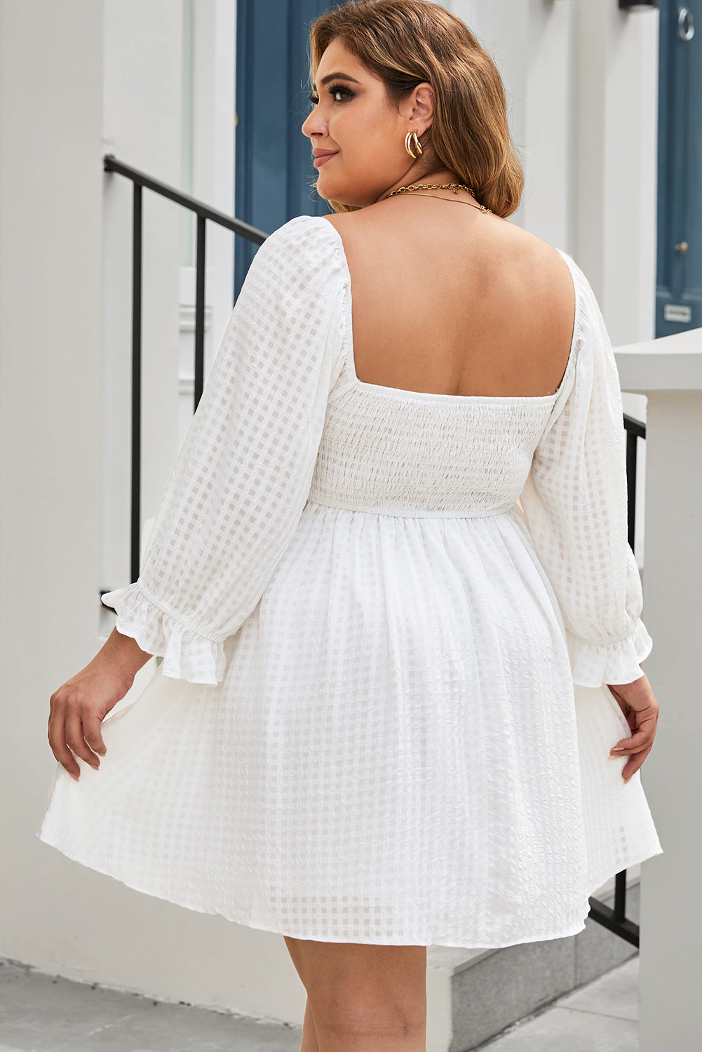 Weißes Gingham-Kleid in Übergröße mit quadratischem Ausschnitt und Puffärmeln