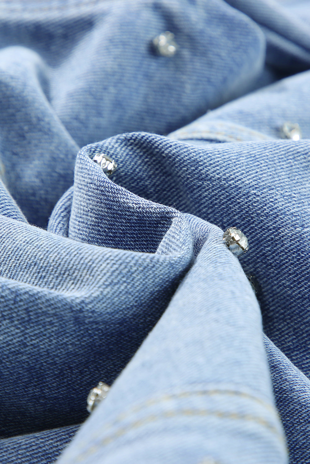 Veste en jean cloutée avec strass bleu brume