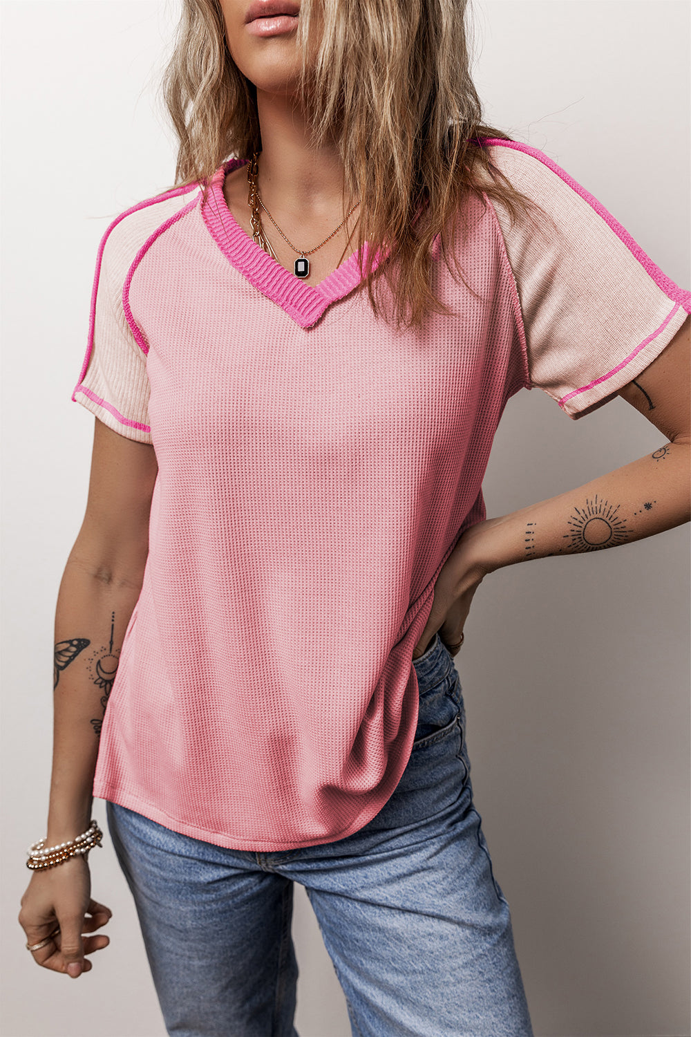 T-shirt tricoté rose à col en V et coutures apparentes