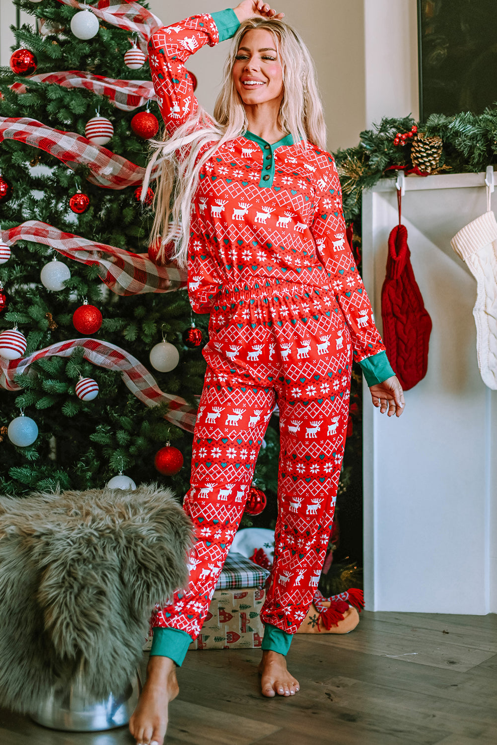 Feuriges rotes Henley-Oberteil-Pyjama-Set mit Weihnachtsdruck