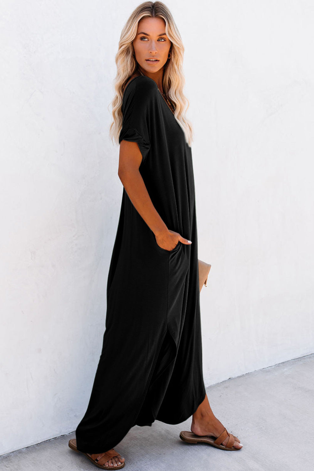 Abito maxi t-shirt nero con tasche nascoste e scollo a V