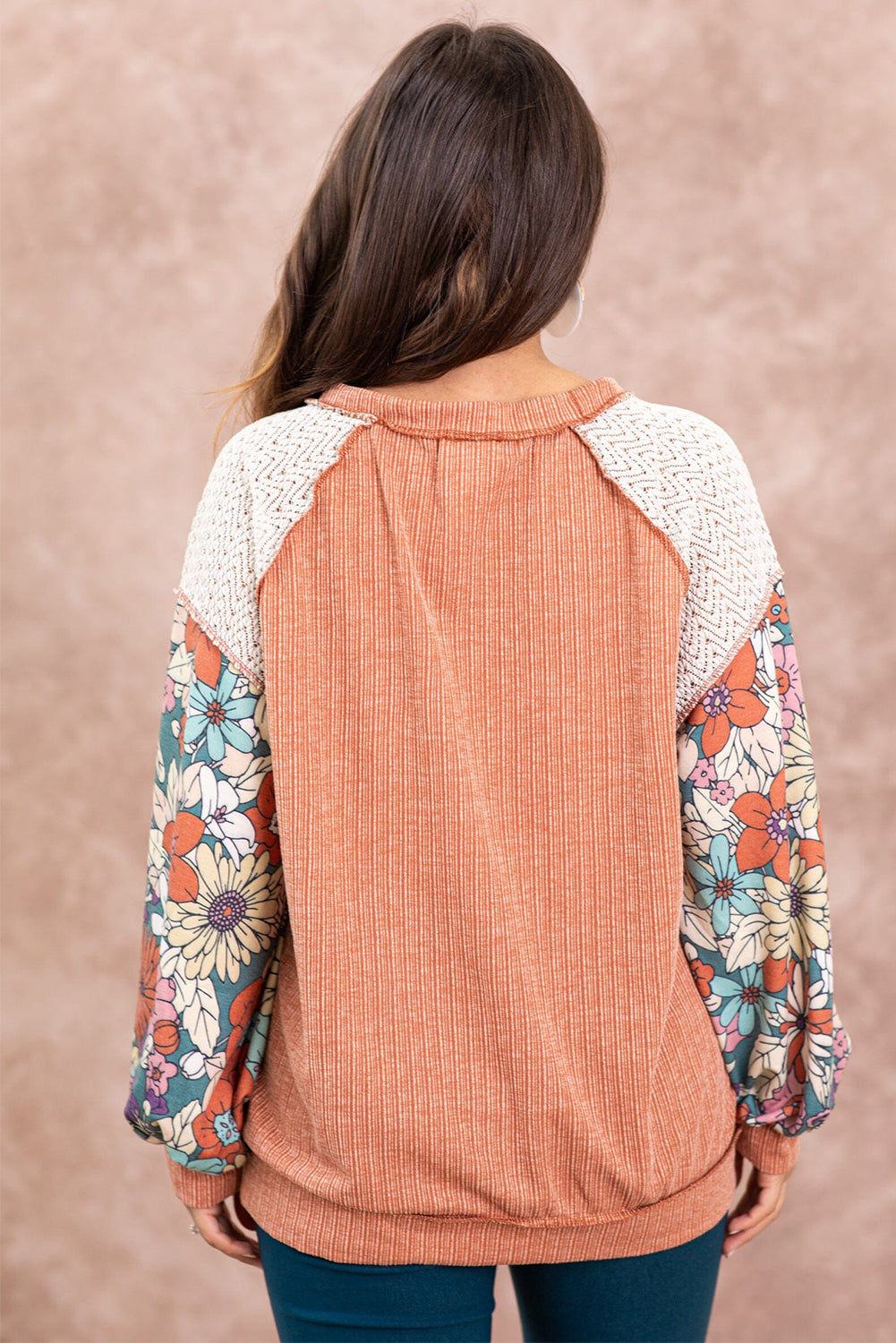 Rjava teksturirana bluza z napihnjenimi rokavi in ​​cvetličnimi motivi