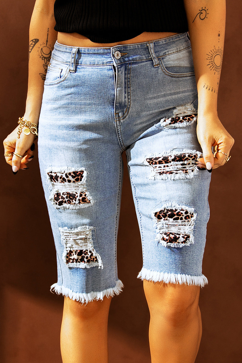 Mittelhohe Jeans-Bermudashorts mit zerrissenen Leoparden-Patches