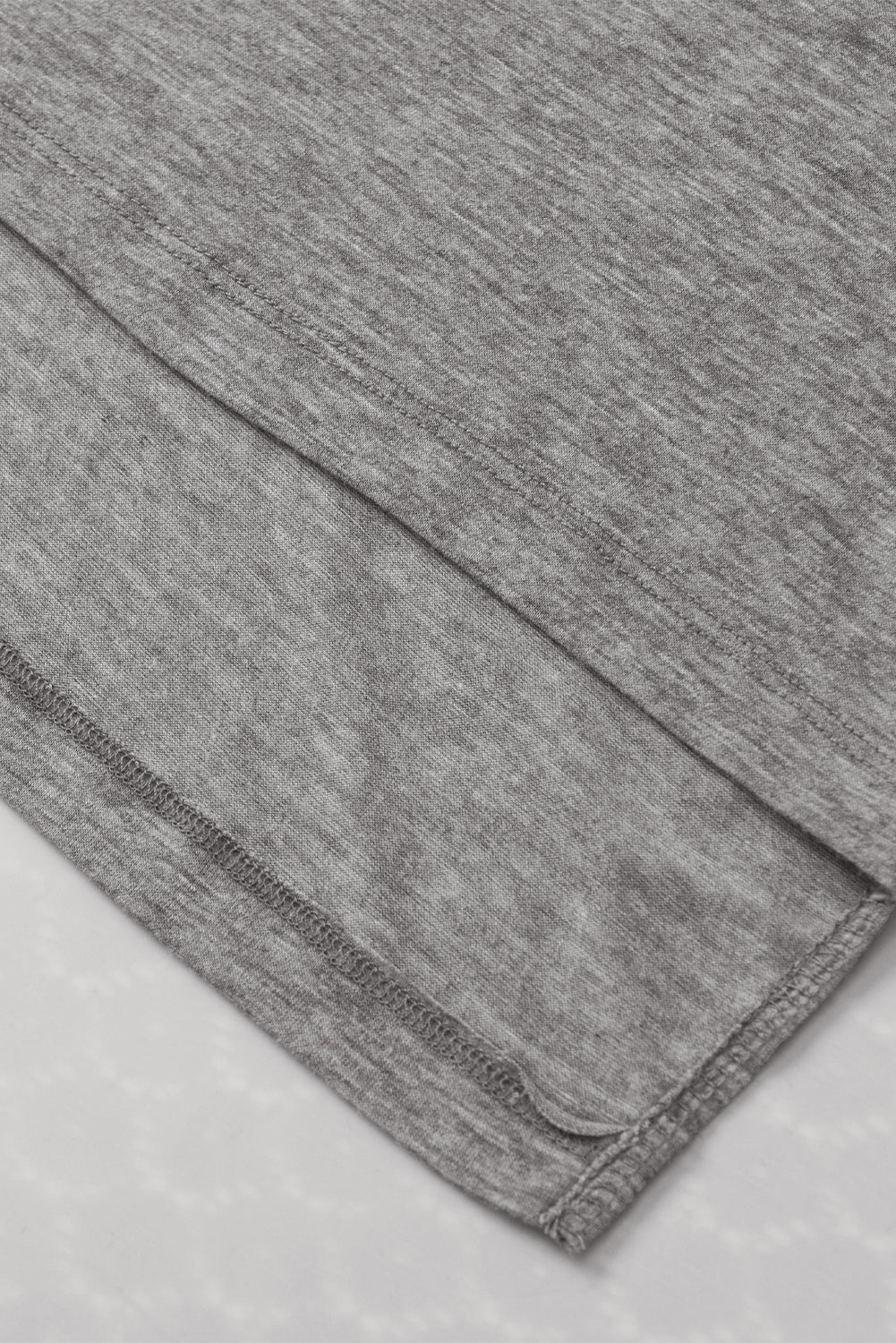 Siva prevelika majica s kvačkanimi čipkastimi detajli