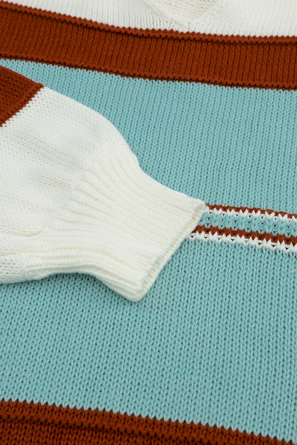 Pleten pulover z v-izrezom s kavnim črtastim vzorcem