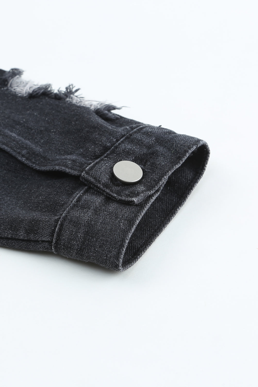 Himmelblaue Jeansjacke mit Distressed-Revers und unversäubertem Saum und Knöpfen