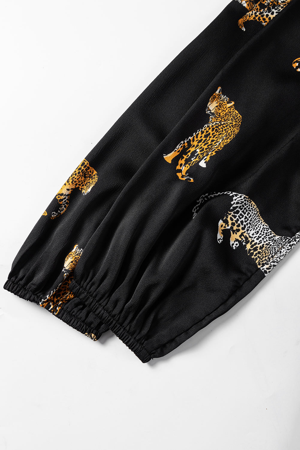 Črna živahna ohlapna obleka z dolgimi rokavi z leopardjim vzorcem