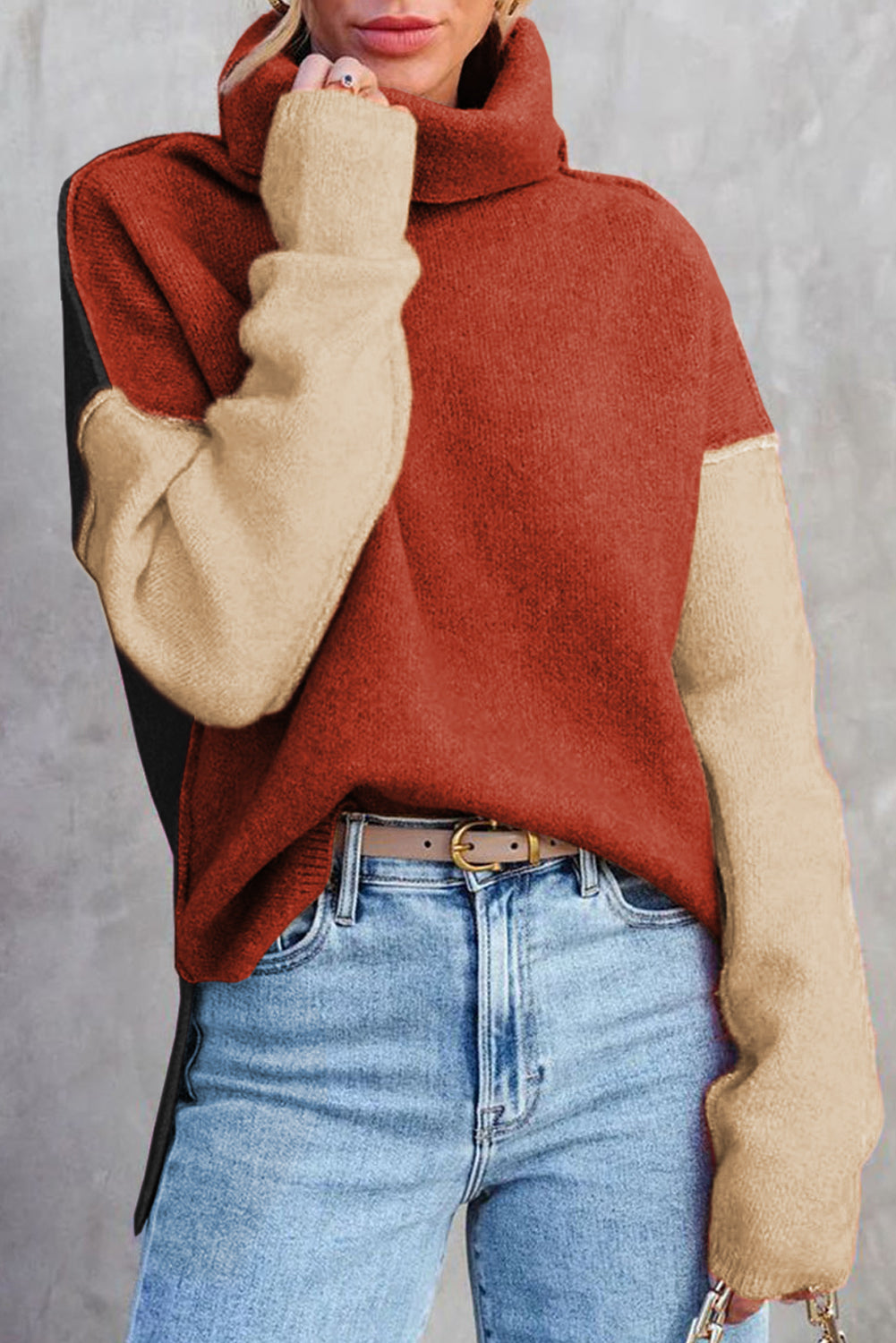 Maglione lavorato a maglia con spalle scese e collo alto a blocchi di colore rosso argilla