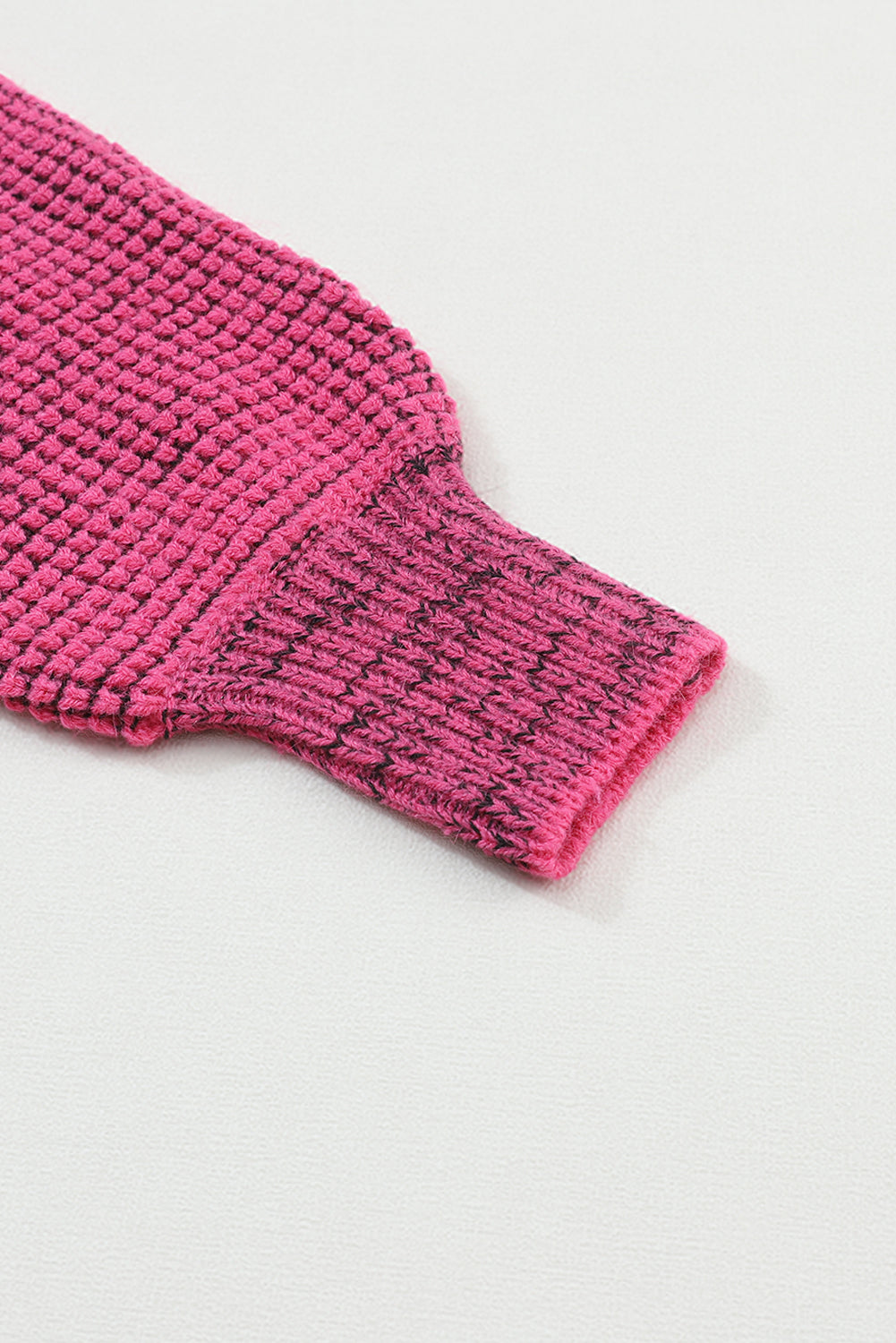 Cardigan long tricoté à carreaux roses ouvert sur le devant