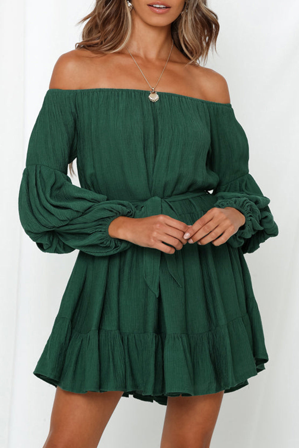 Zelena haljina s otvorenim ramenima s mjehurastim rukavima i naborima