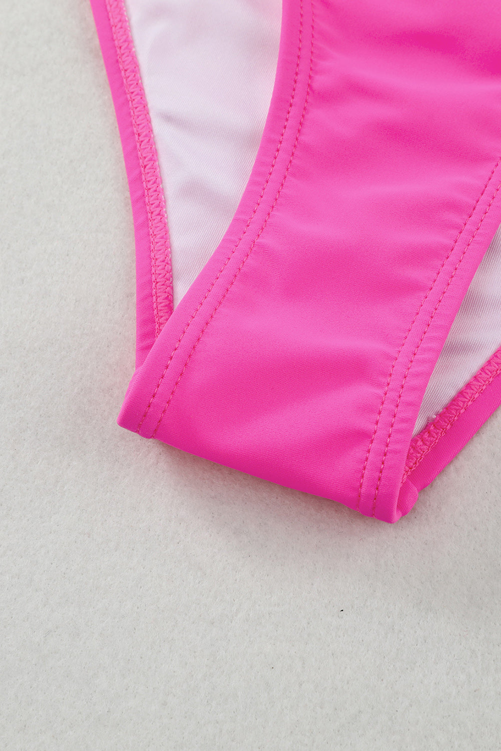 Bikini a vita alta incrociato rosa smerlato