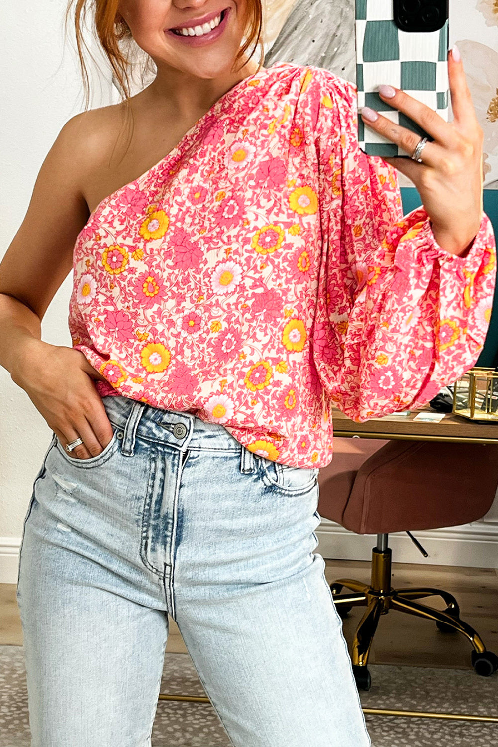 Ružičasta cvjetna bluza s plisiranim rukavima na jedno rame
