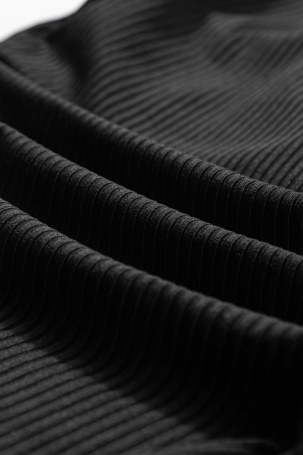 Črne enodelne kopalke z rebrastimi stranskimi izrezi