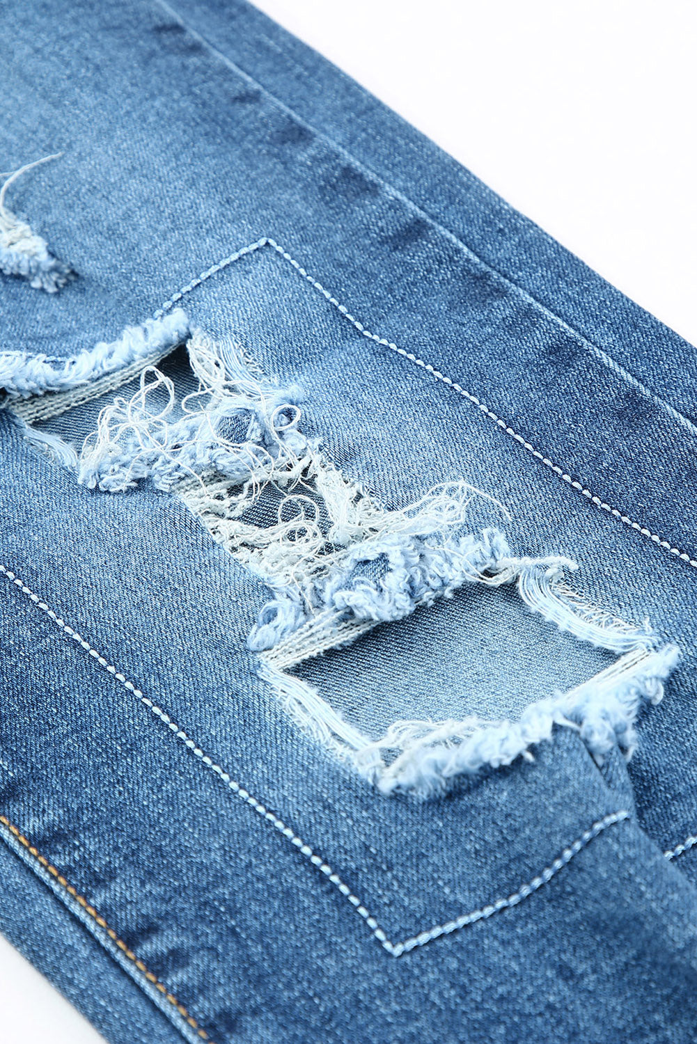 Jeans effetto consumato con tasche con bottoni blu cielo