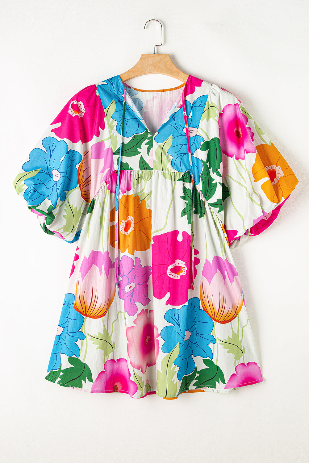 Babydoll-Kleid mit Rosen-Blumenmuster und Schlitz am Ausschnitt