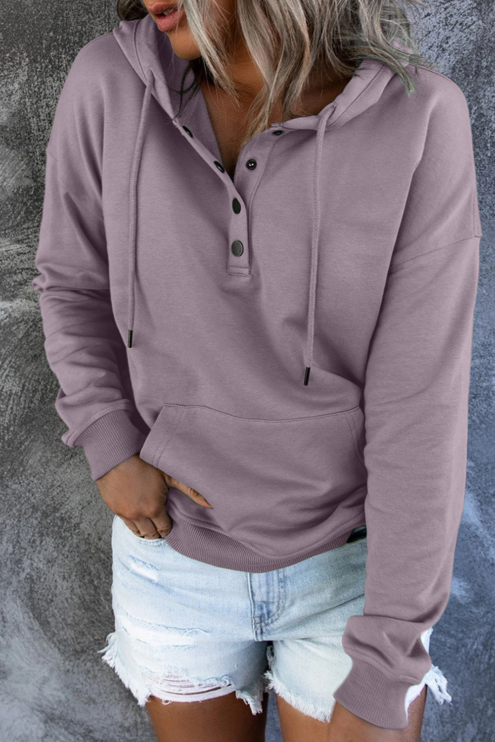 Vijoličen pulover s kapuco z gumbi in žepom