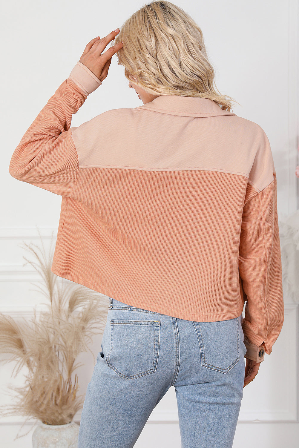 Orangefarbene, strukturierte, kurz geschnittene Hemdjacke aus Waffelstrick mit Brusttaschen