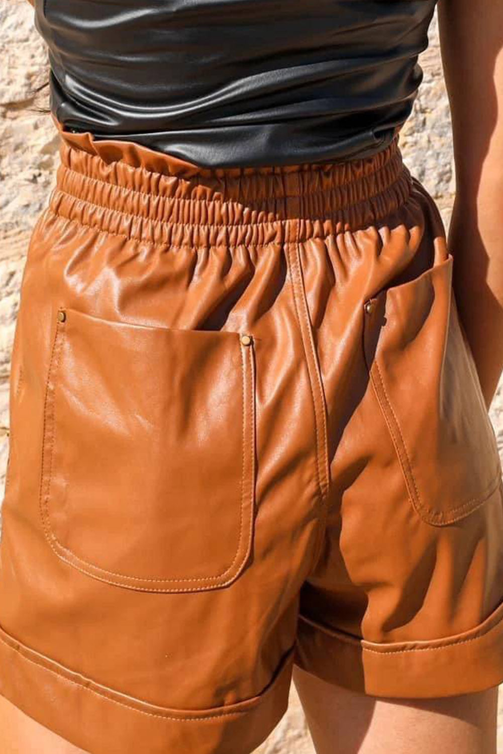 Braune, hoch sitzende Shorts aus Kunstleder mit aufgesetzten Taschen