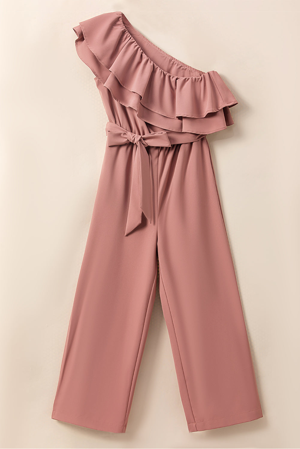 Staubiger rosa One-Shoulder-Jumpsuit mit Rüschenbesatz und Gürtel