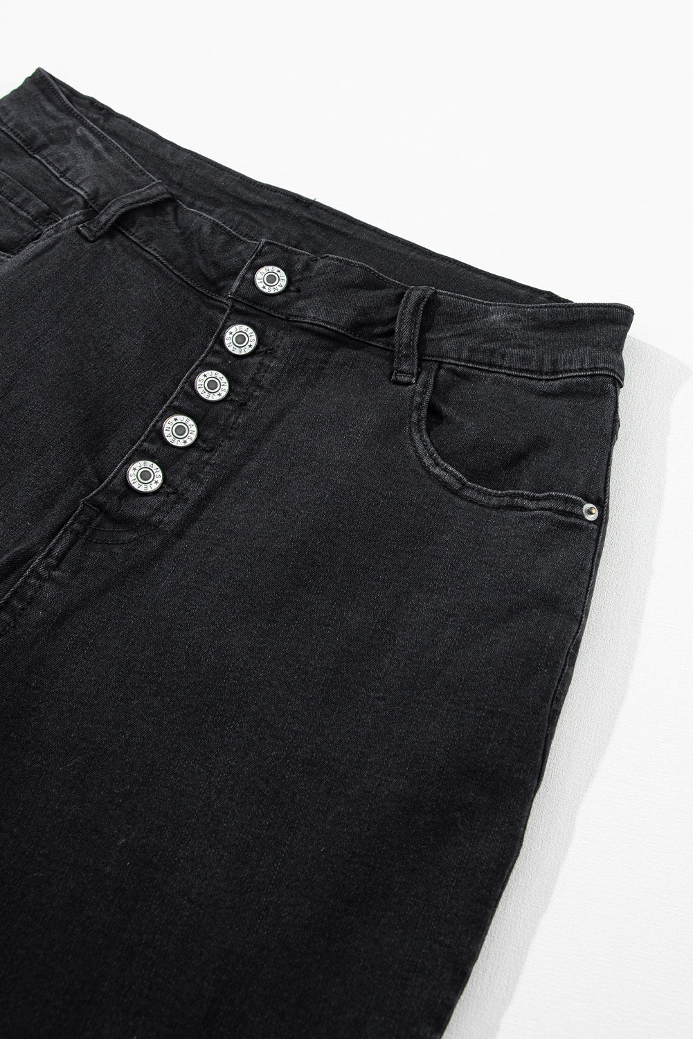 Jeans svasati sul davanti neri con bottoni a vita alta