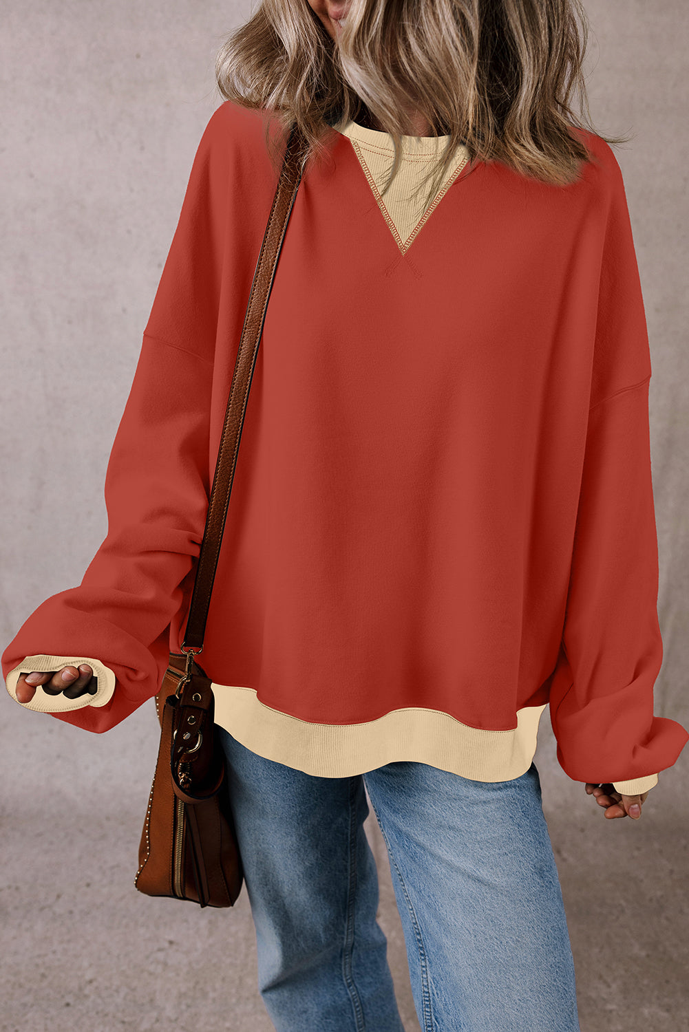 Felpa oversize con spalle cadenti e toppa color block in argilla rossa