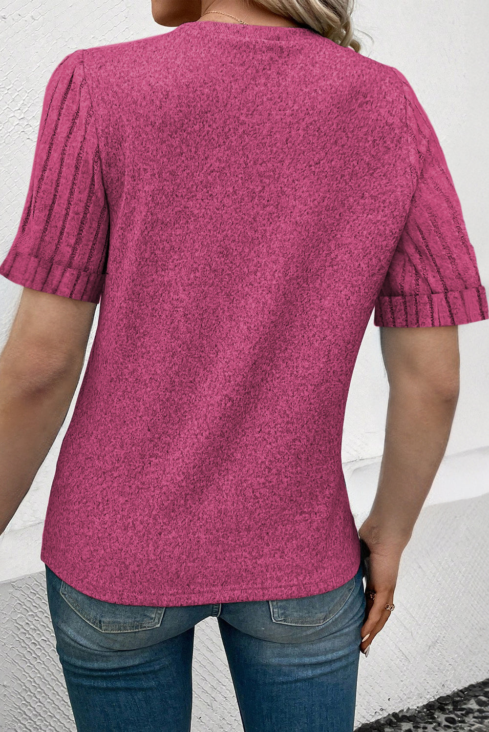 Jarko ružičasta majica s rebrastim rukavima i okruglim izrezom