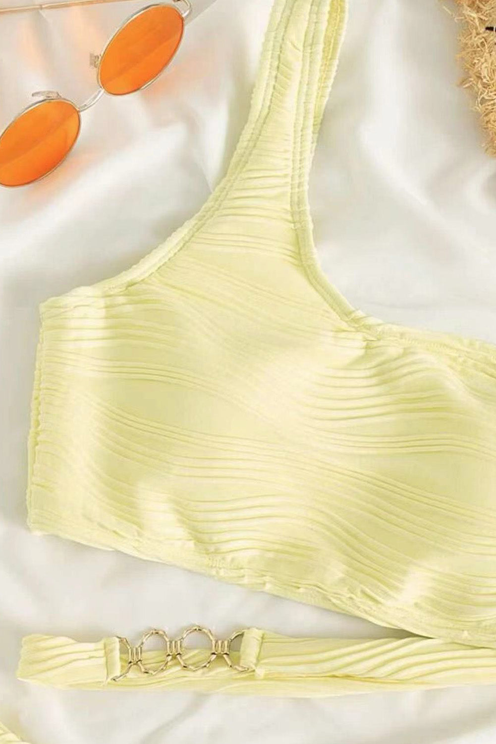 Žuti krem ​​bikini s valovitom teksturom i asimetričnim jednim ramenom