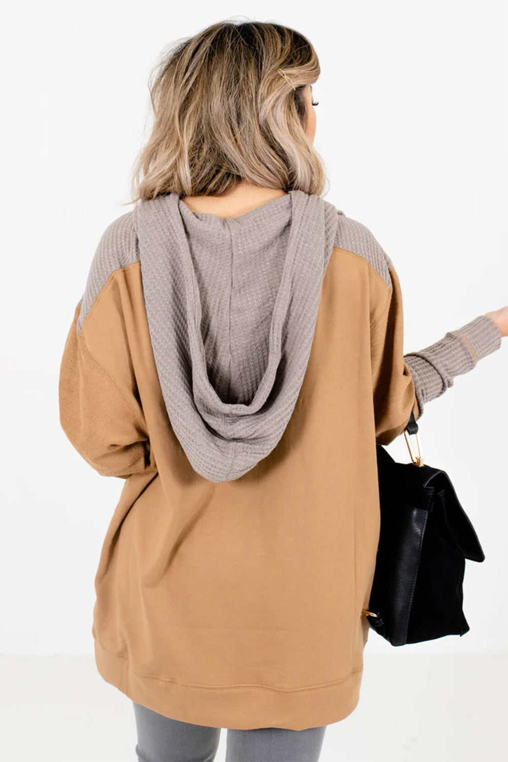 Sweat-shirt baggy camel à capuche contrastée et poches en patchwork