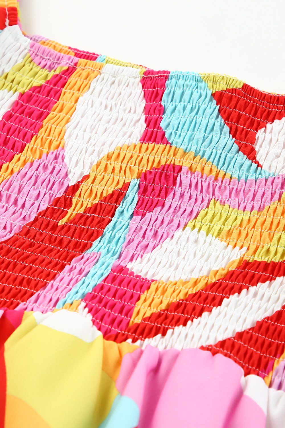 Gesmoktes Babydoll-Minikleid mit mehrfarbigem geometrischem Print