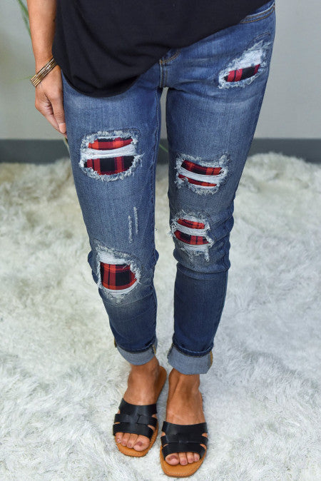 Jeans skinny distrutti con toppa scozzese rossa