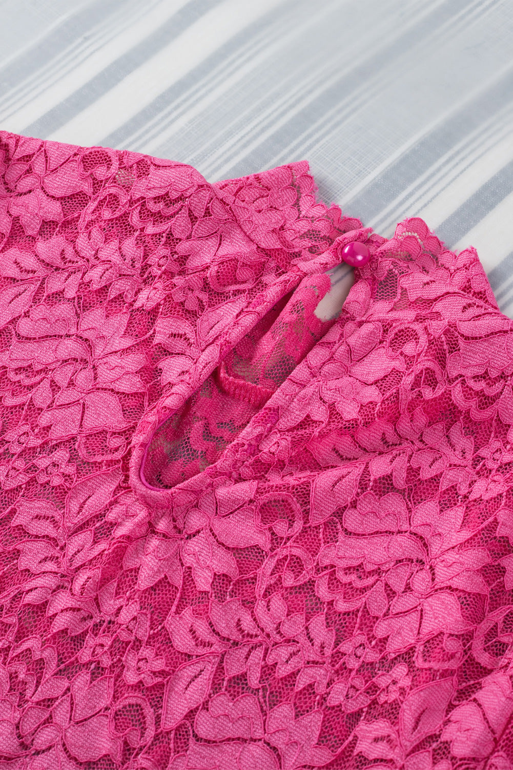 Ružičasta čipkana majica s visokim ovratnikom i kratkim rukavima