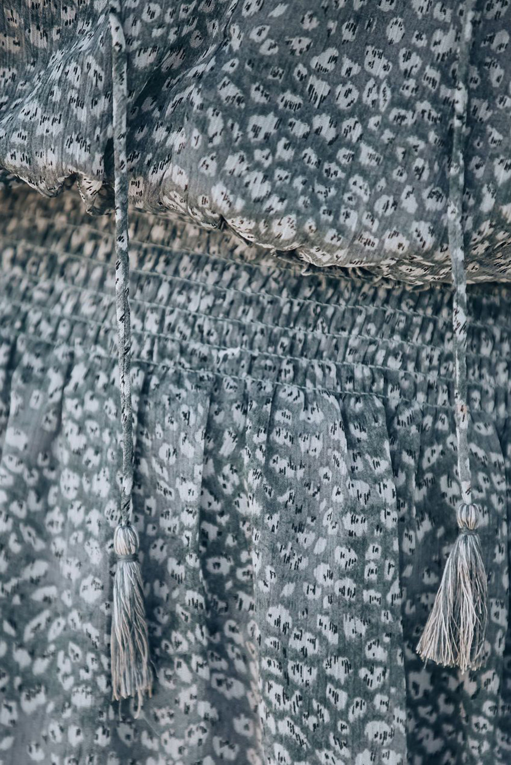 Himmelblau bedrucktes, gesmoktes Minikleid mit Puffärmeln und Rüschen