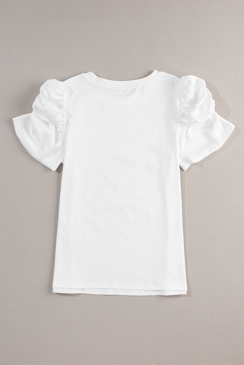Weißes, gerüschtes T-Shirt mit Rundhalsausschnitt und Puffärmeln