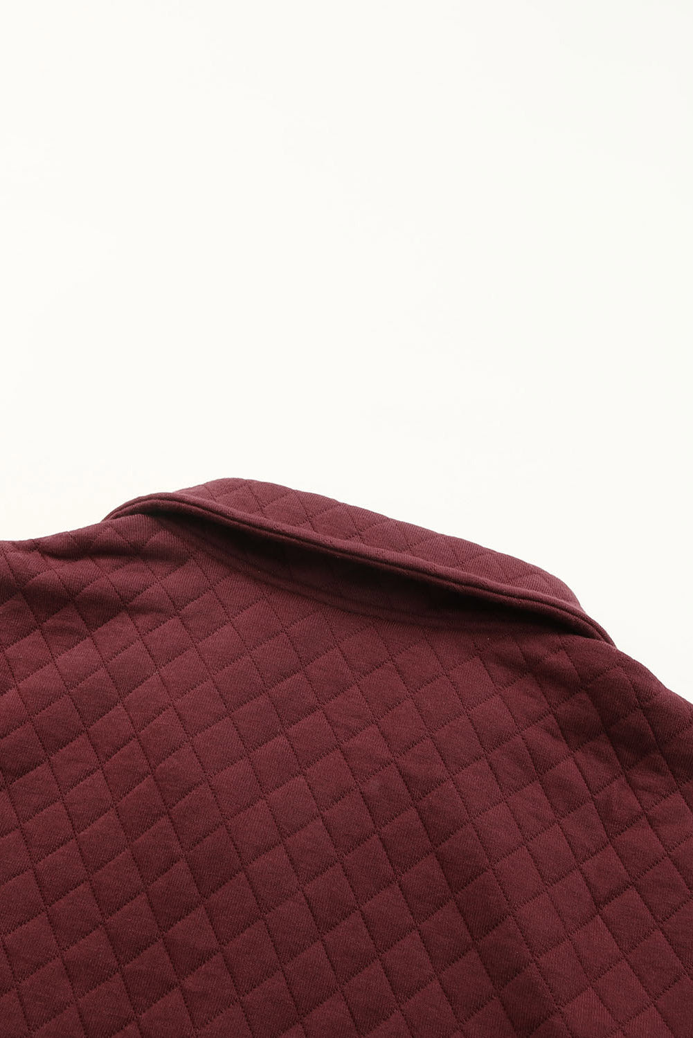 Feuriges rotes Sweatshirt mit geometrischer Textur und kariertem Besatz