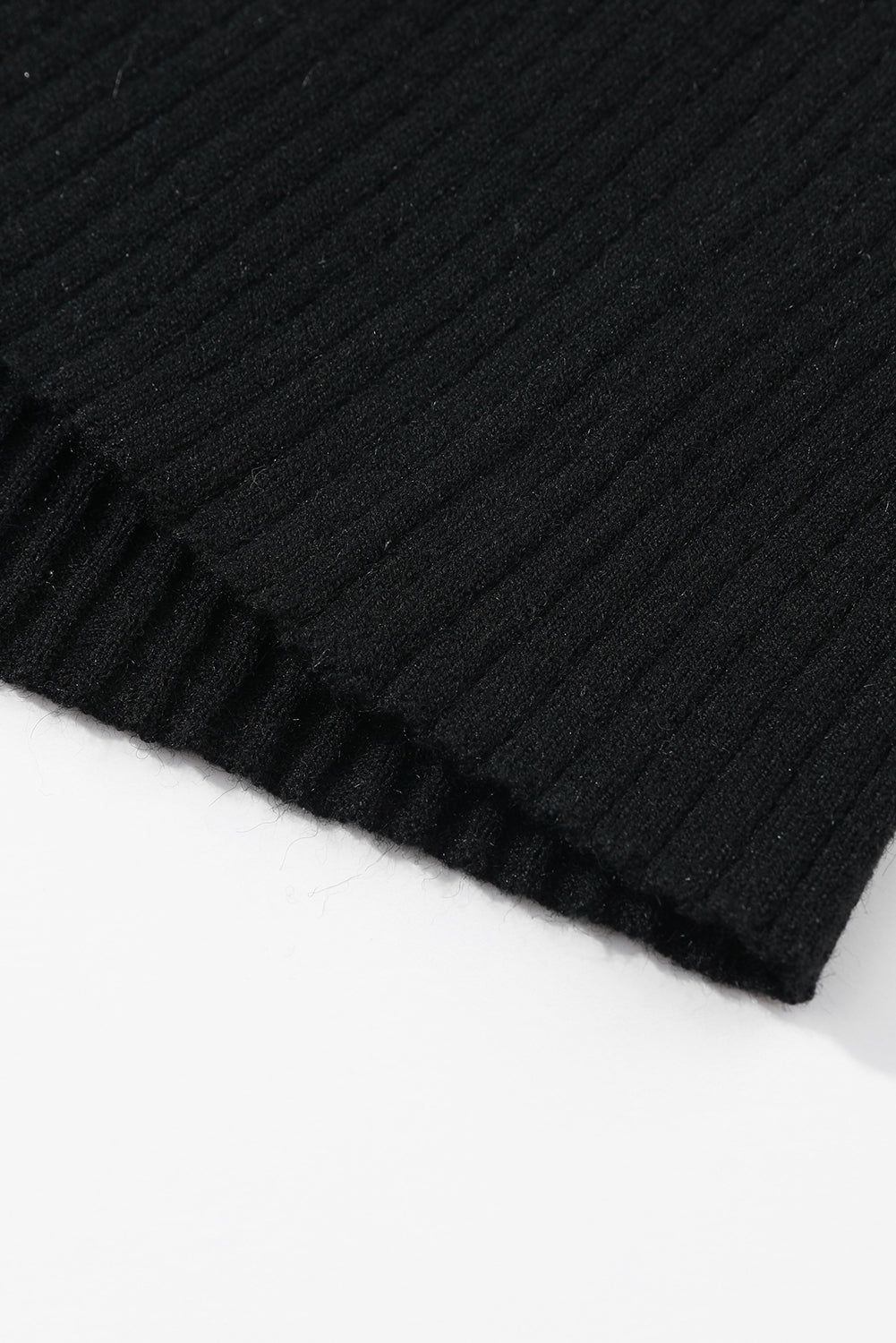 Črna pletena pulover obleka z zasukanim V izrezom