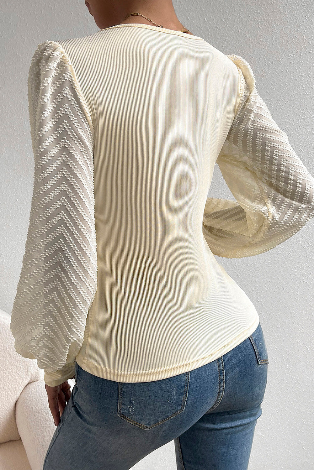 Rebrasta pletena bluza s mrežastim rukavima nježne teksture boje marelice