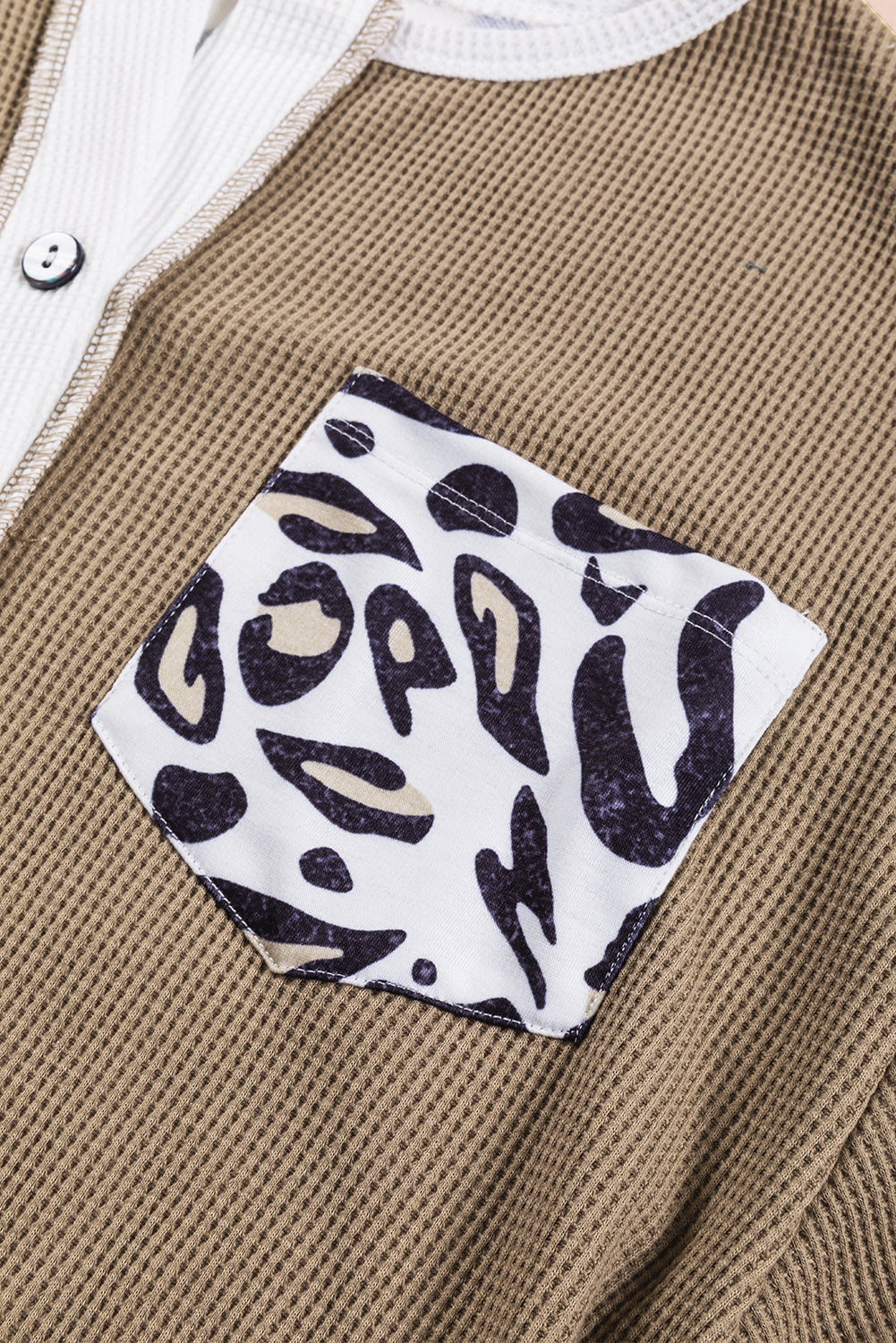 Top serafino con cordoncino con tasca sul petto in patchwork color castagna e leopardo