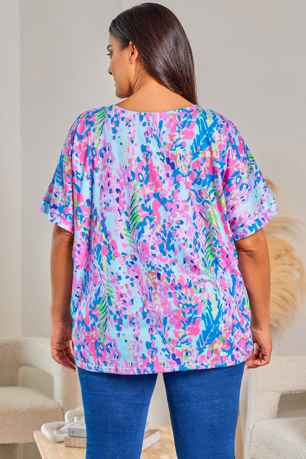 Himmelblaues Plus-Size-T-Shirt mit Pflanzenmuster und V-Ausschnitt