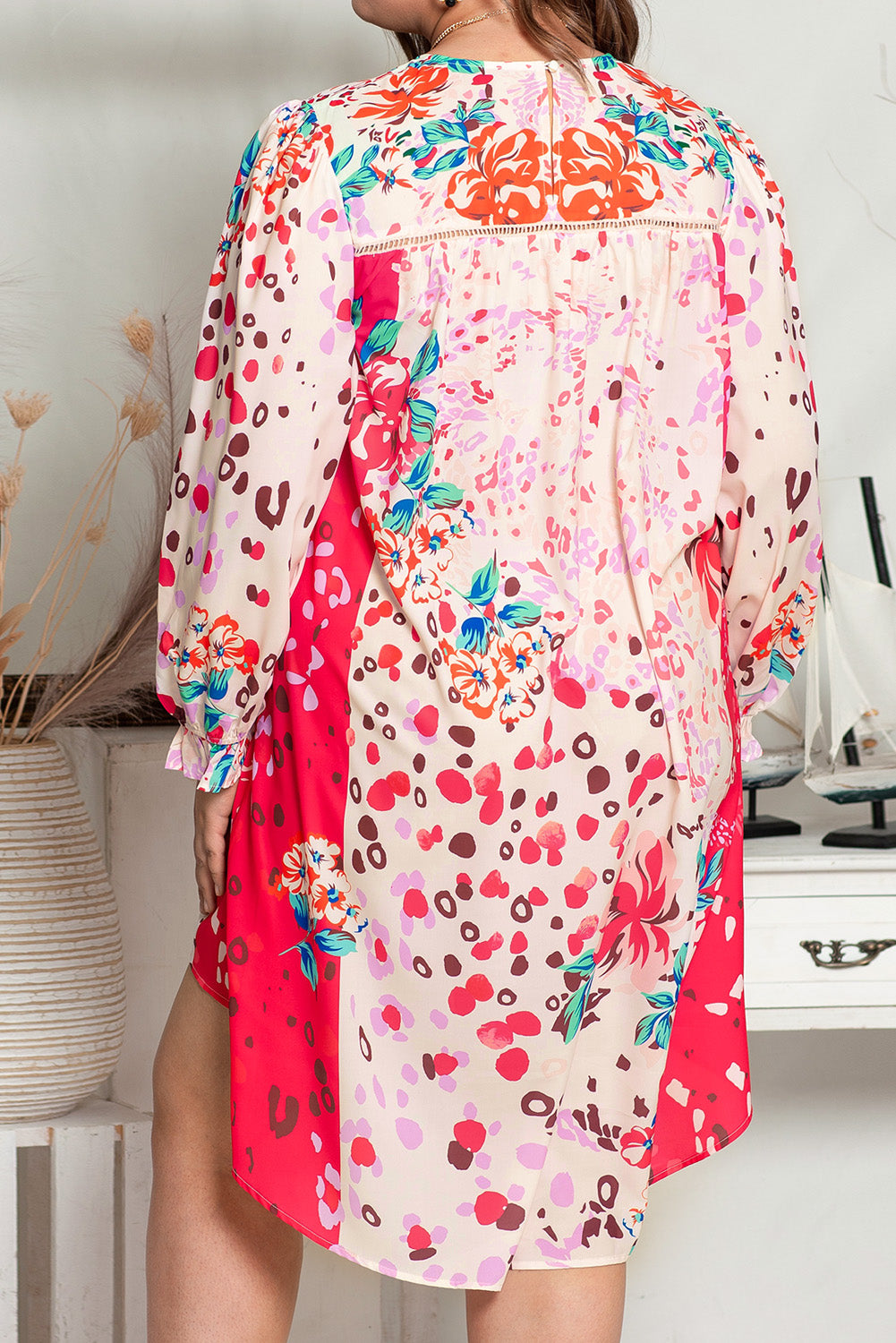 Prestavna obleka velike velikosti z dolgimi rokavi in ​​rožnatim cvetjem